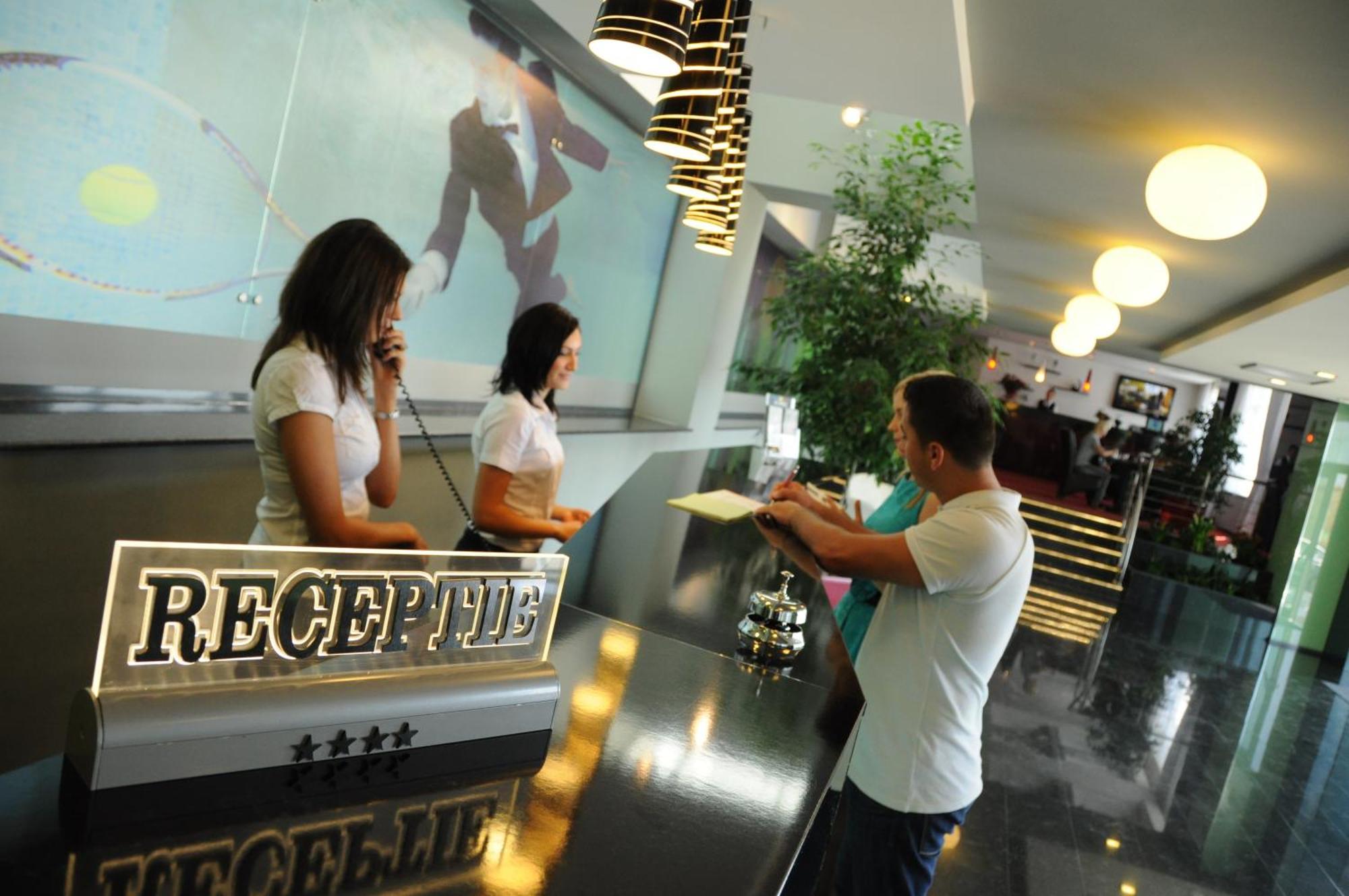 Hotel Emd Бакэу Экстерьер фото