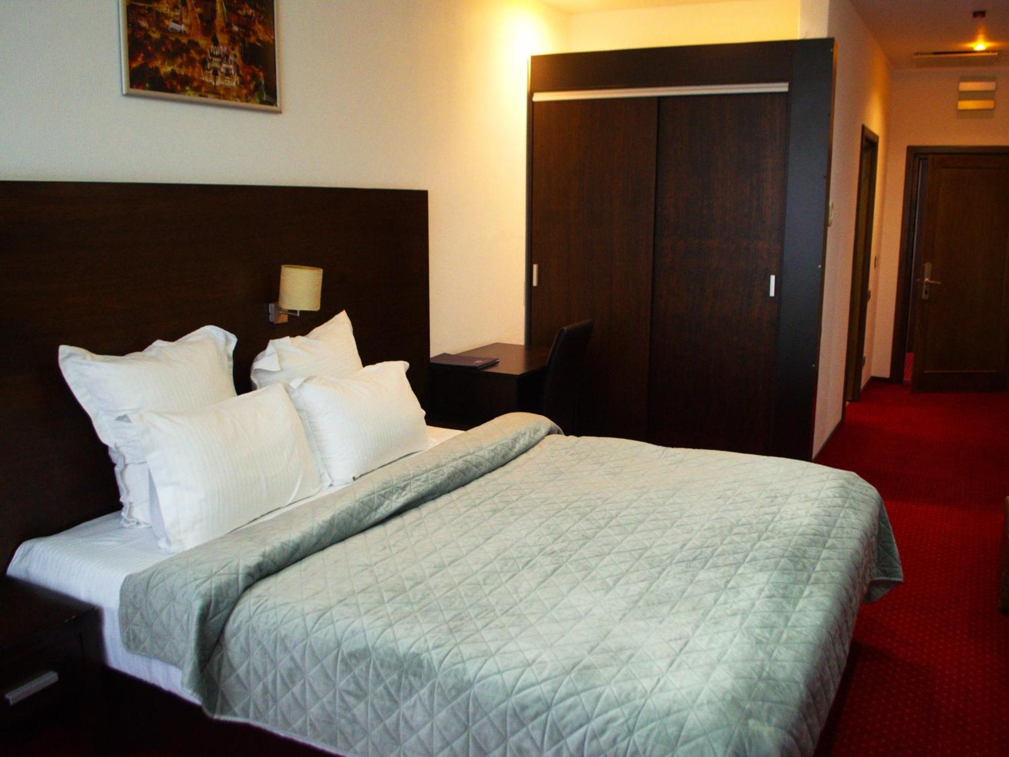 Hotel Emd Бакэу Экстерьер фото