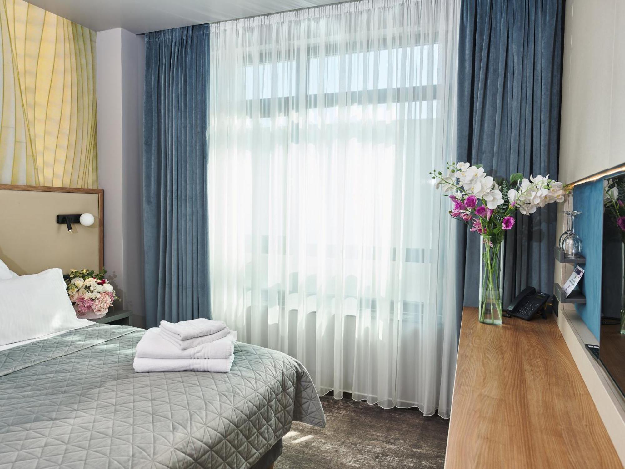 Hotel Emd Бакэу Экстерьер фото